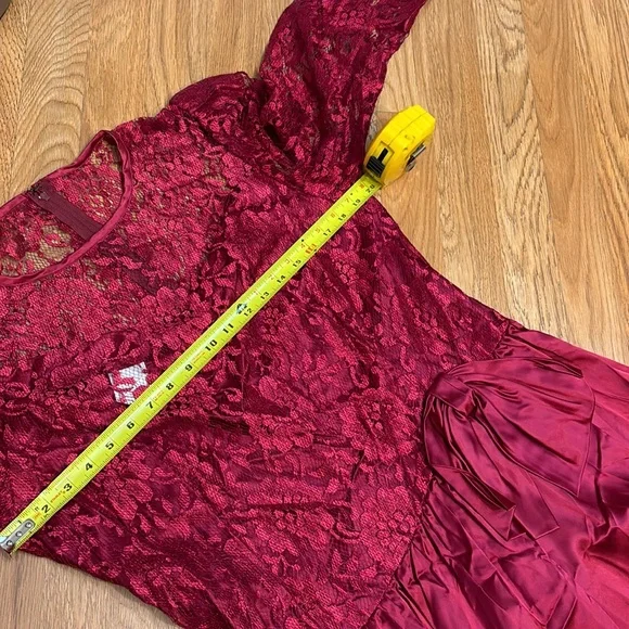 Vintage unbranded luxurious red satin and lace long sleeve maxi gown. Size 18W. - Picture 15 of 17